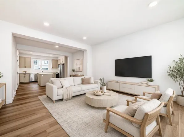 30 S Rochester Vw NW #103, Calgary, AB T3L 0H1