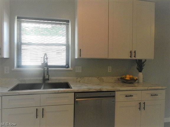 5th image of 2153 Plaza Ave NE