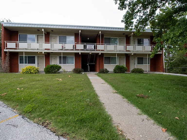 2209 Oakwood Dr — Photo 1