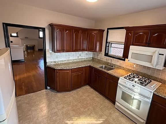 3rd image of 5448 Lisette Ave