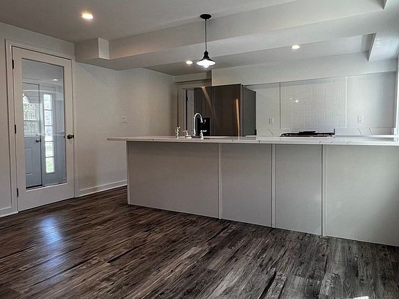 3rd image of 292 Great Rd #1
