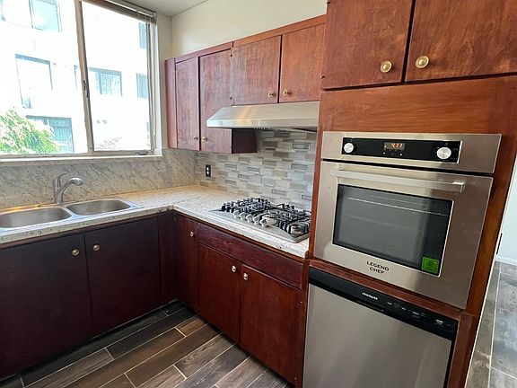 5th image of 660 N Doheny Dr APT 2