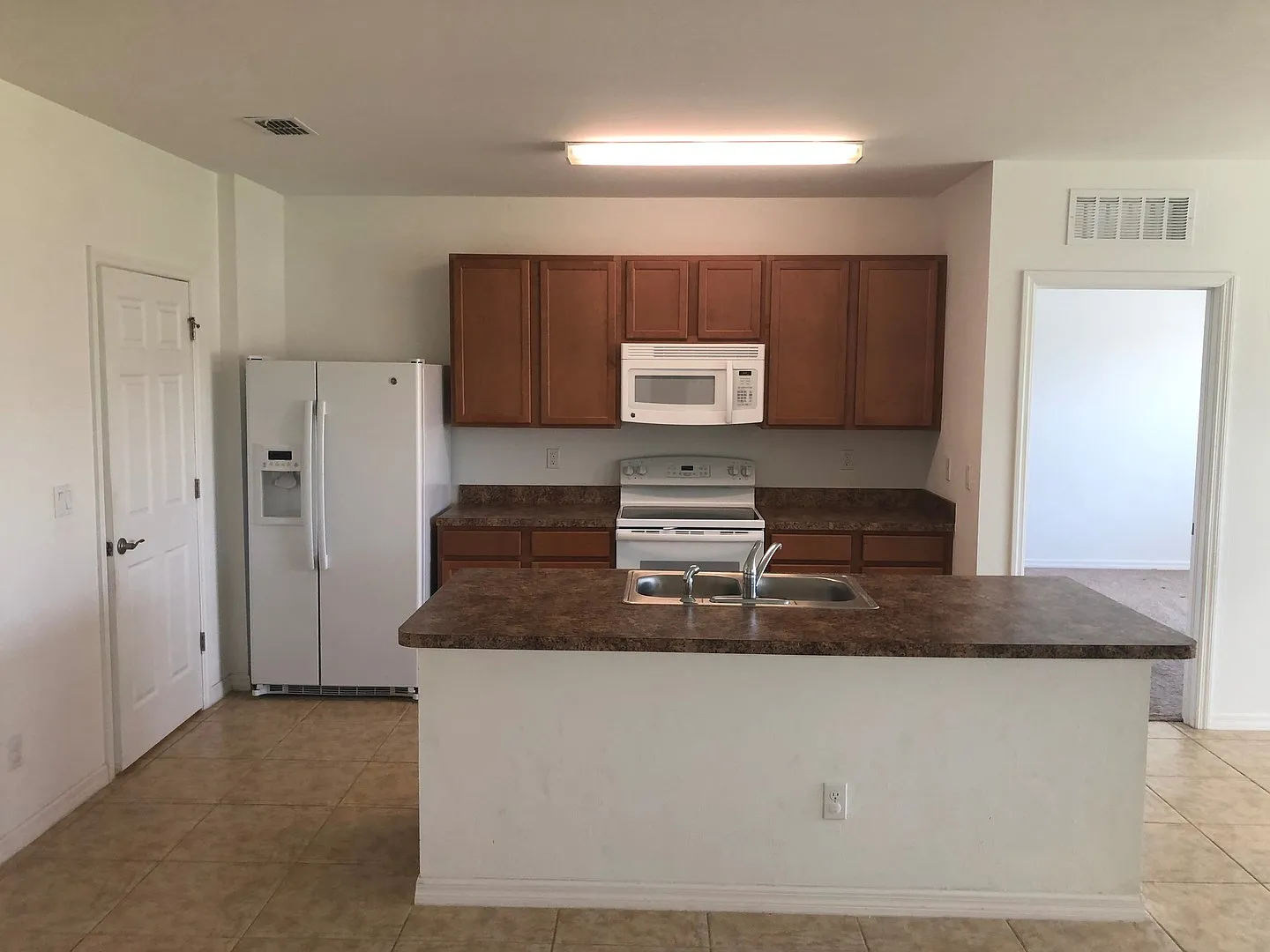 3 bedroom 2 bath single family home — Photo 3