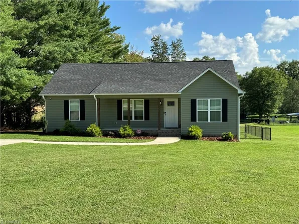 1527 Lexington Ave, Thomasville, NC 27360