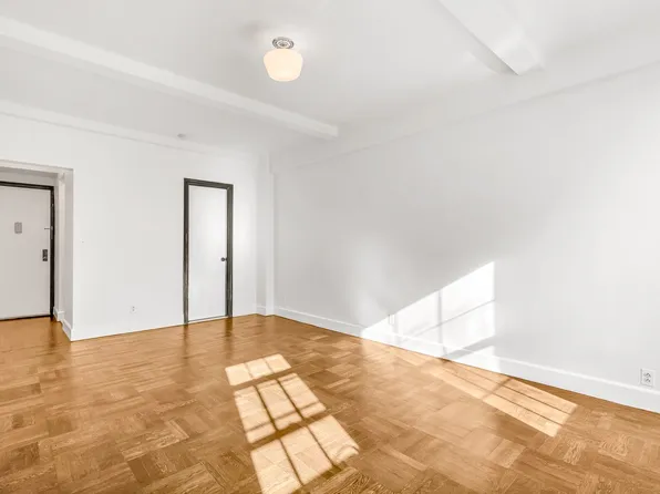 24 Fifth Avenue image 1 of 12