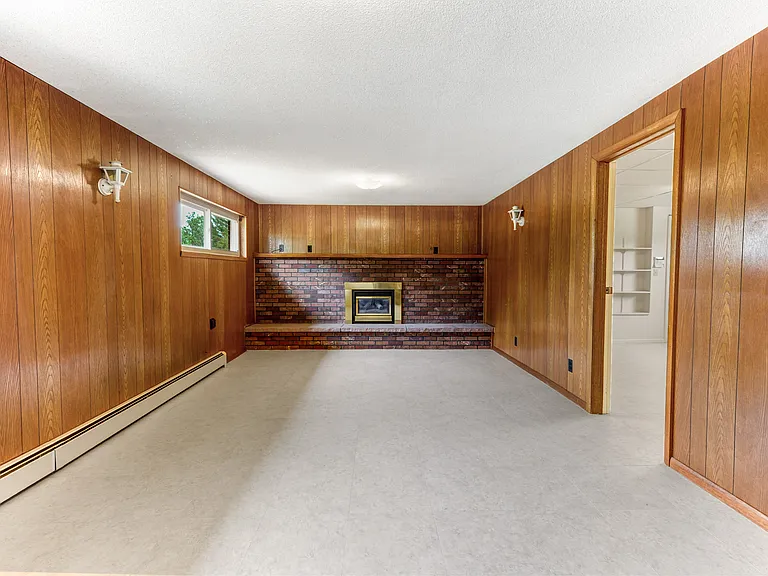 518 Clover Ln — Photo 18
