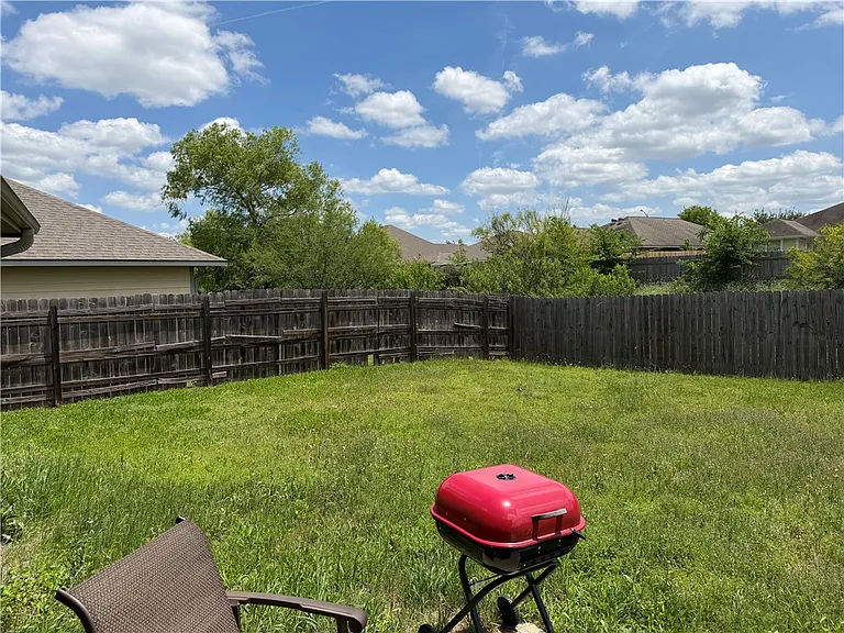 933 Crested Point Dr — Photo 14