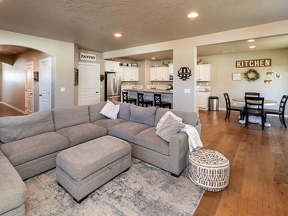 2nd image of 61813 Azalia Pl