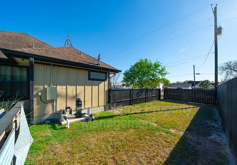 303 Schneider St — Photo 5
