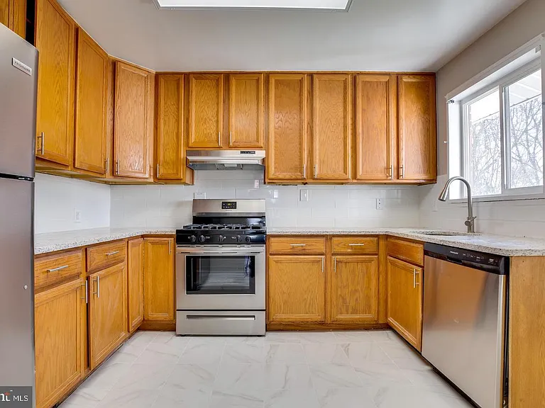 502 N Mansfield St — Photo 10