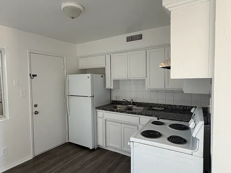 1700 Lincoln St #4 — Photo 5