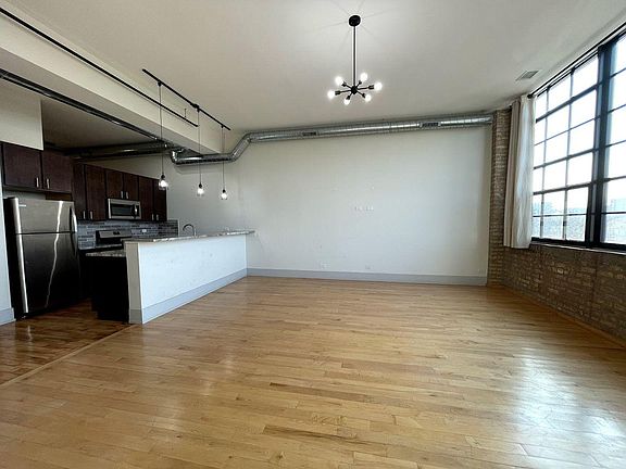 2nd image of 1435 W 21st St #205