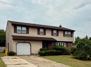 17 Beechtree Dr, Riverton, NJ 08077