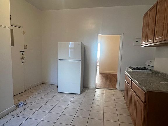 4th image of 497 Evergreen Ave Unit 1