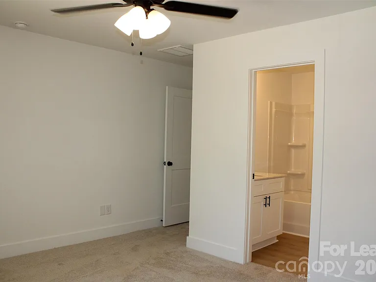 562 W Park Ave #B — Photo 12