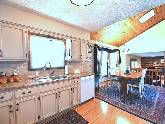 4th image of 822 S 57th Ter