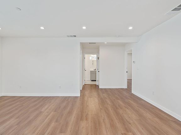 4th image of 5423 Ash St #1/4
