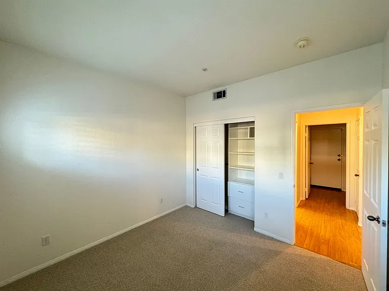 616 E Walnut St — Photo 7
