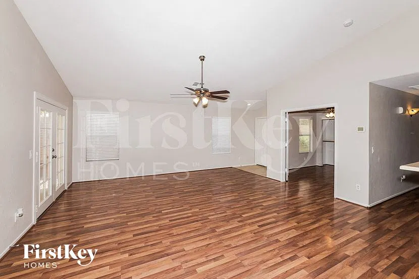 4 bed, 2.0 bath, 1678 sqft, $2,150 — Photo 3