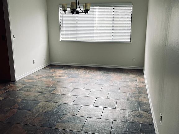 4th image of 472 Wellington Dr
