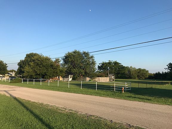 4th image of 708 W Rose Dr