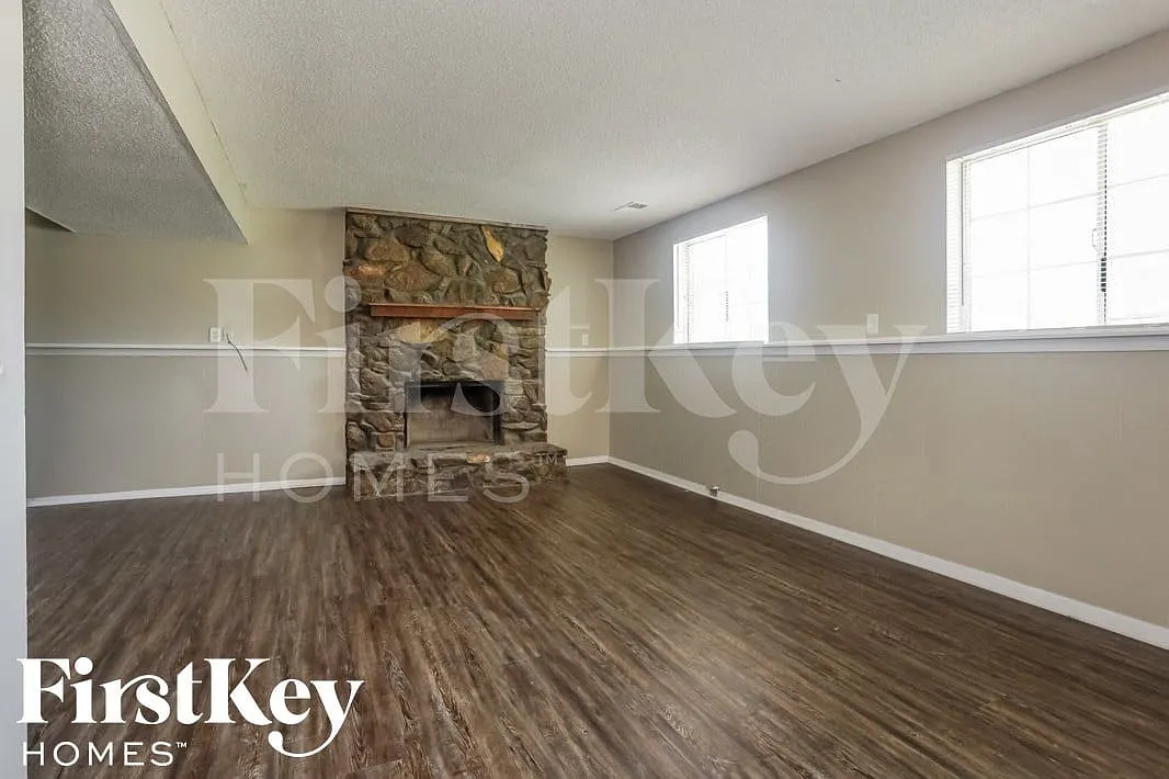 4 bed, 2.5 bath, 1931 sqft, $1,755 — Photo 2