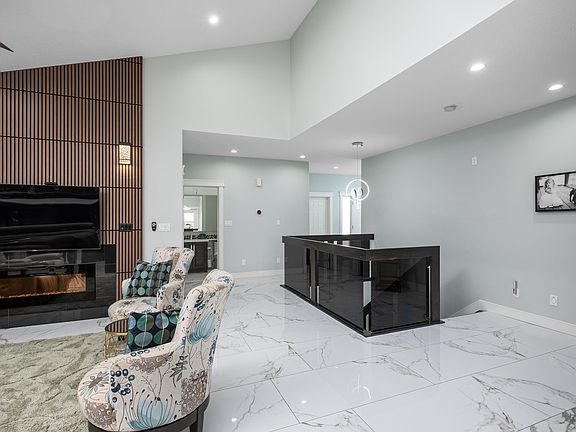 4th image of 18 Lakevista Point E