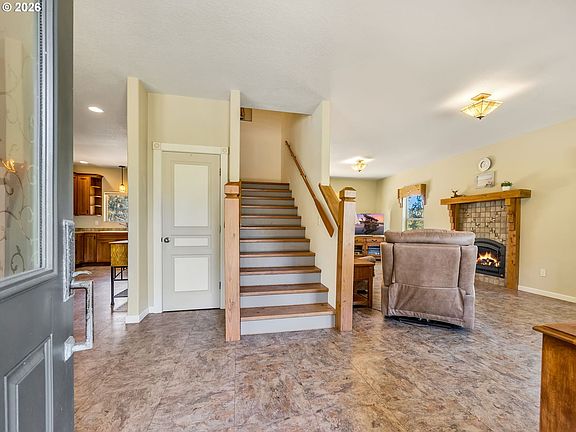 4th image of 1077 SW Ridge Rd