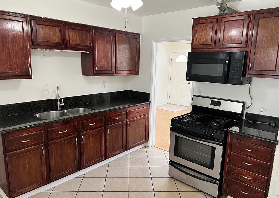 2 bed, 975 sqft, $2,900 — Photo 2