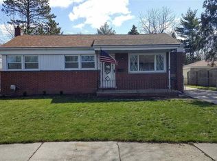 29130 Elmwood St, Saint Clair Shores, MI 48082