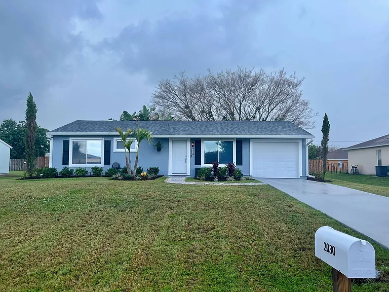 2030 SE Watercrest St — Photo 2