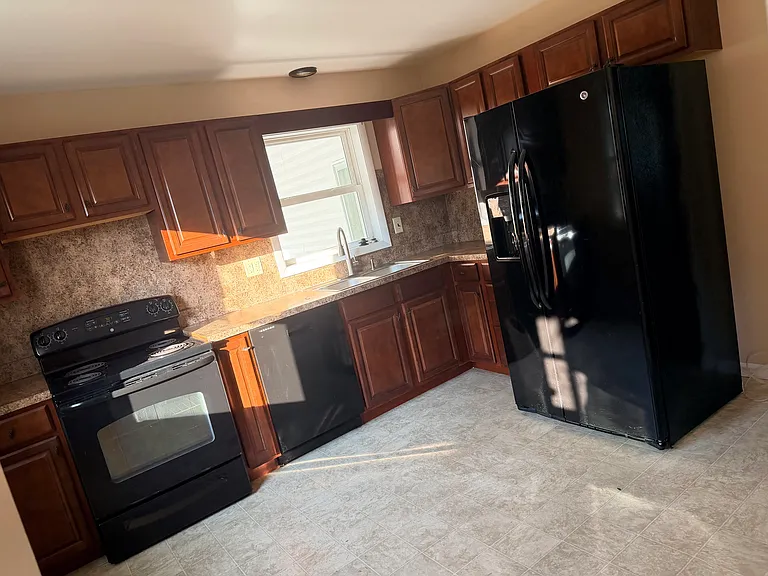 68 Pilgrim Dr — Photo 5