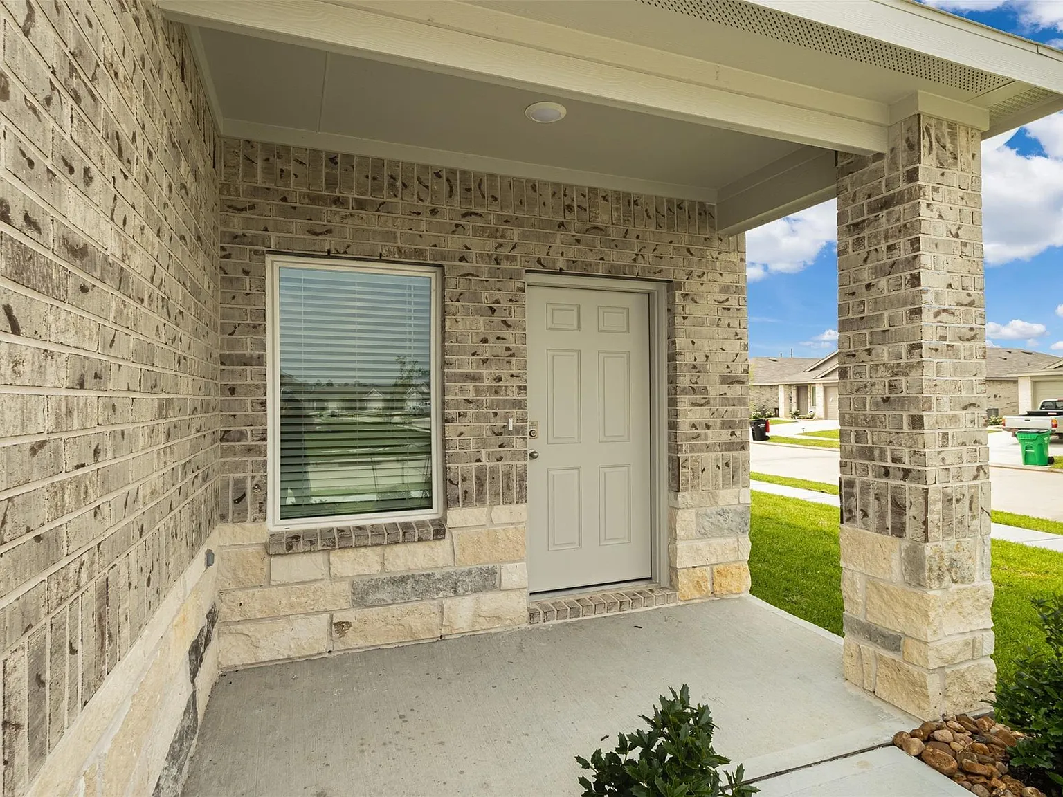 4 bed, 2.5 bath, 2042 sqft, $2,400 — Photo 4