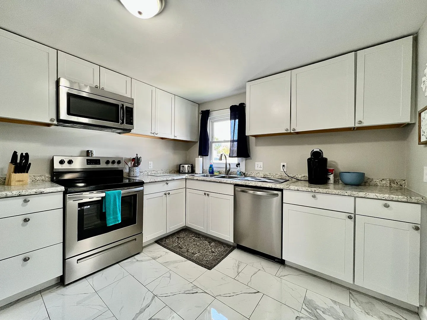 Beautiful 4 BDR Home - Near I-75 — Photo 3