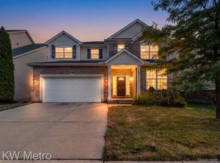 27315 Victoria Rd, Novi, MI 48374