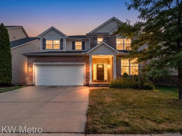 27315 Victoria Rd, Novi, MI 48374