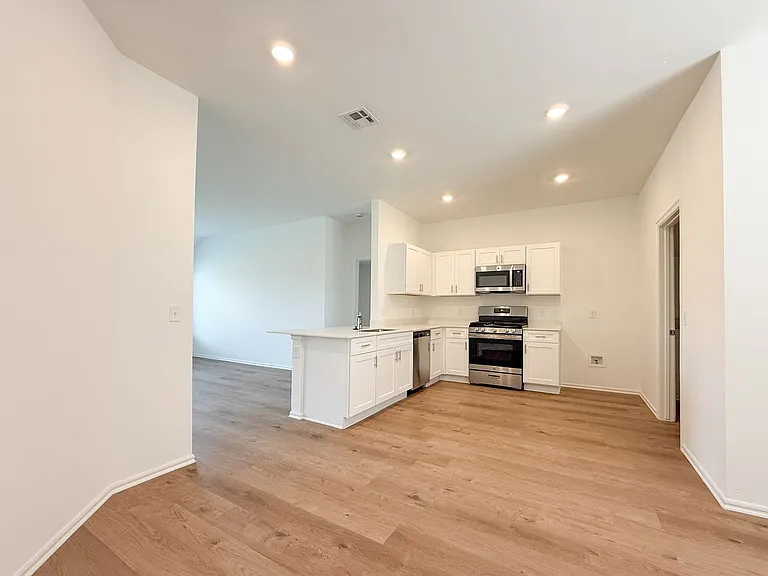 16301 Harvester Dr — Photo 7