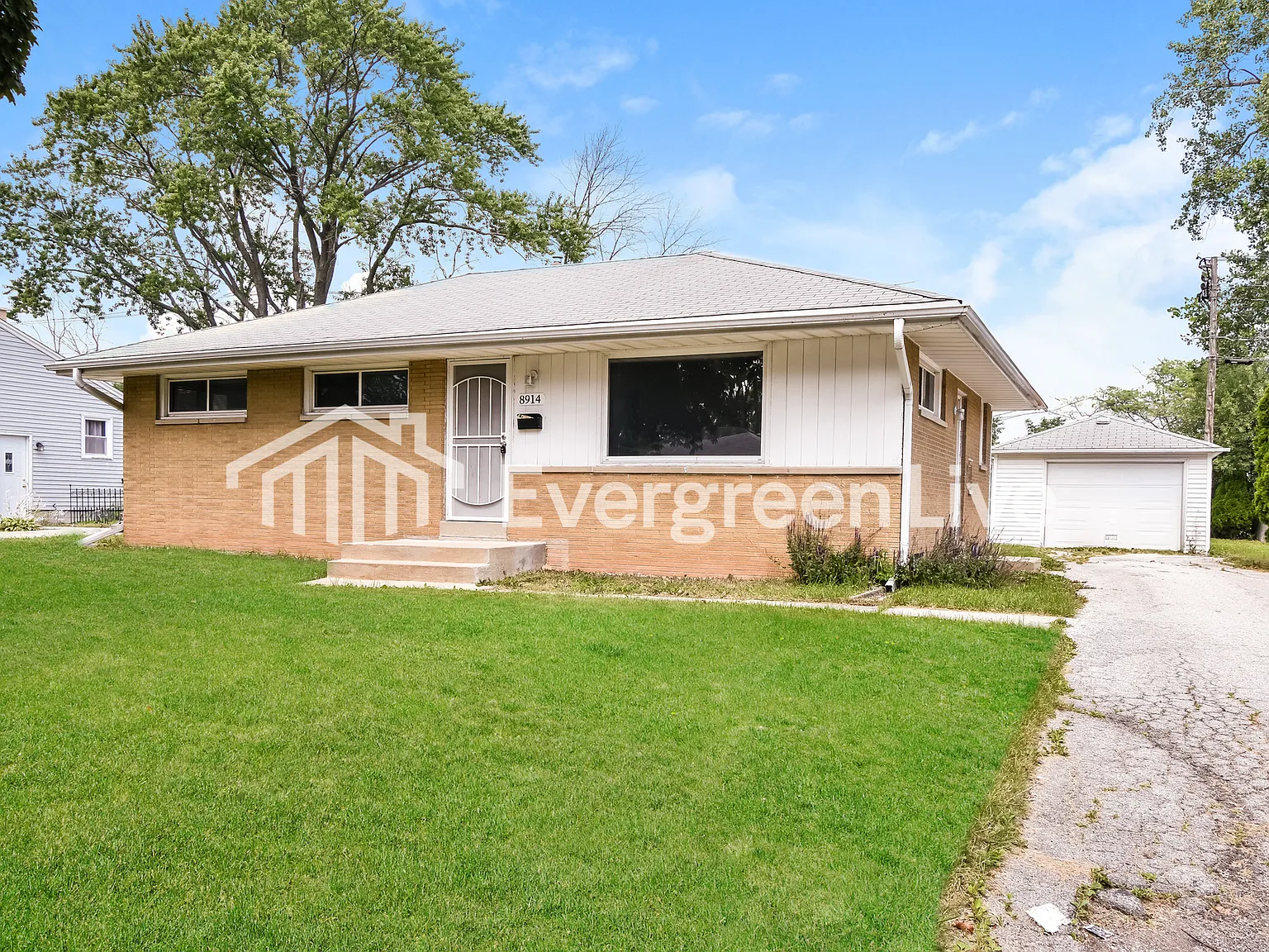 3 bed, 1.0 bath, 1019 sqft, $1,645 — Photo 2