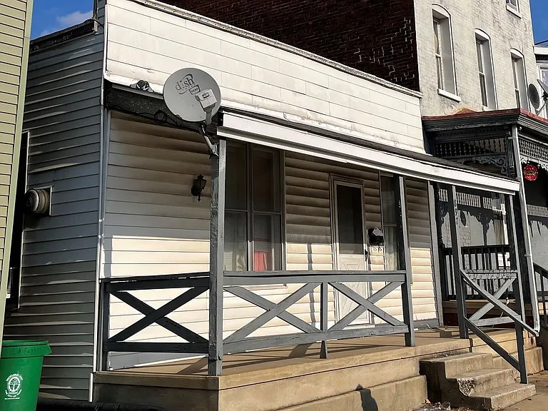 897 E Prospect St — Photo 2
