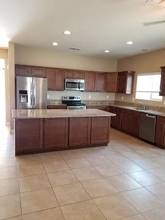 3 bed, 2.5 bath, 2010 sqft, $1,700 — Photo 3