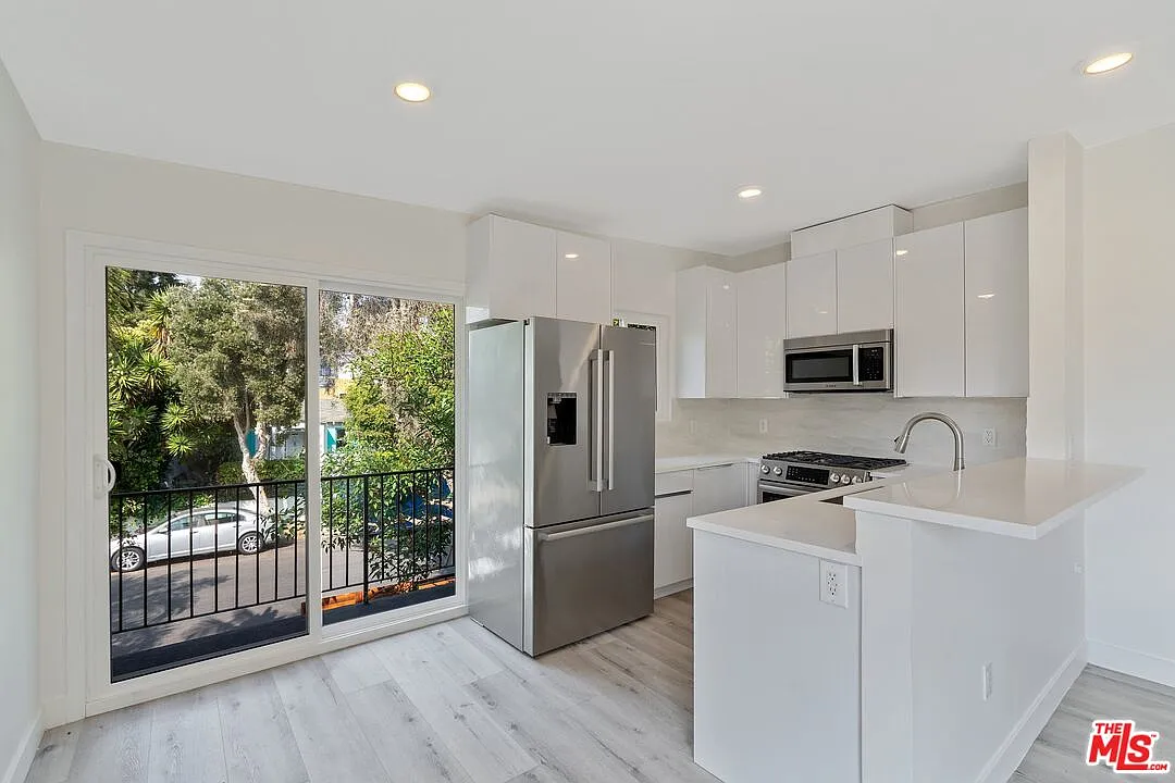 3 bed, 2.0 bath, 1000 sqft, $5,195 — Photo 1