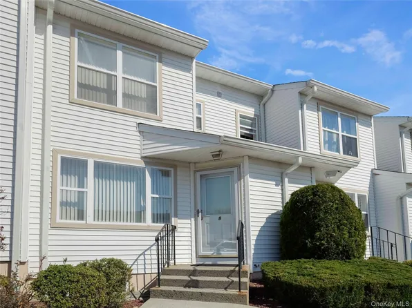 8 Yorkshire Court, Nanuet, NY 10954