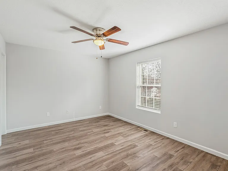2100 Paris Rd — Photo 14
