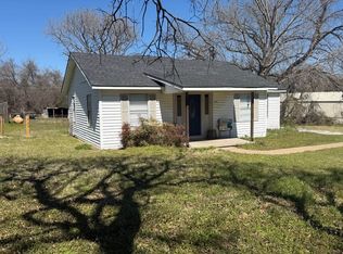 700 Greg St, Azle, TX 76020