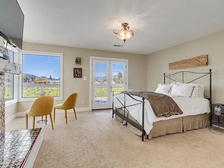 1398 Community Dr — Photo 34