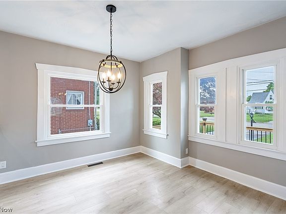 5th image of 27 Erskine Ave