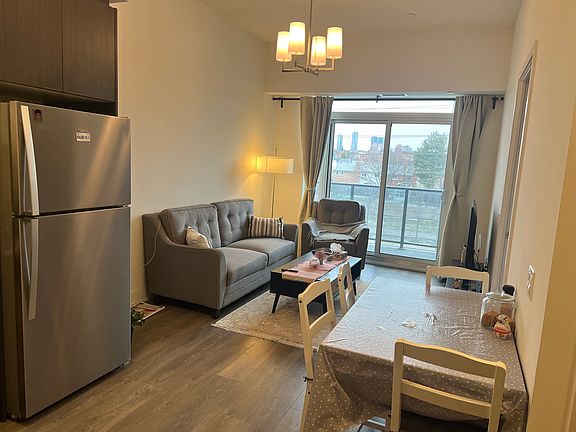 4th image of 204 Burnhamthorpe Rd E