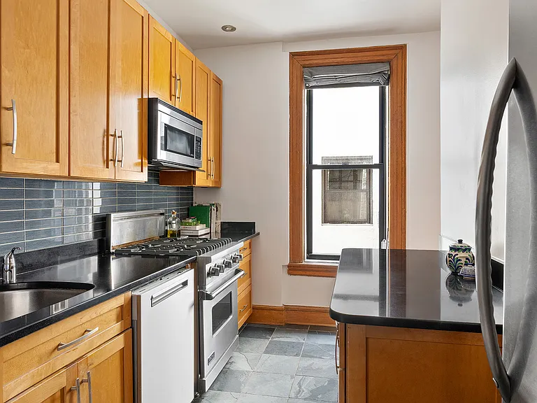478 3rd St #2R — Photo 5