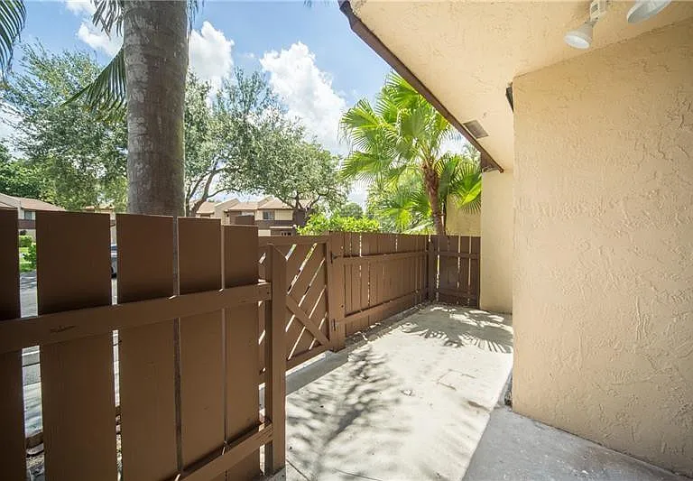 1343 Hampton Blvd — Photo 17