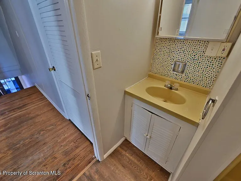 416 E Market St — Photo 32
